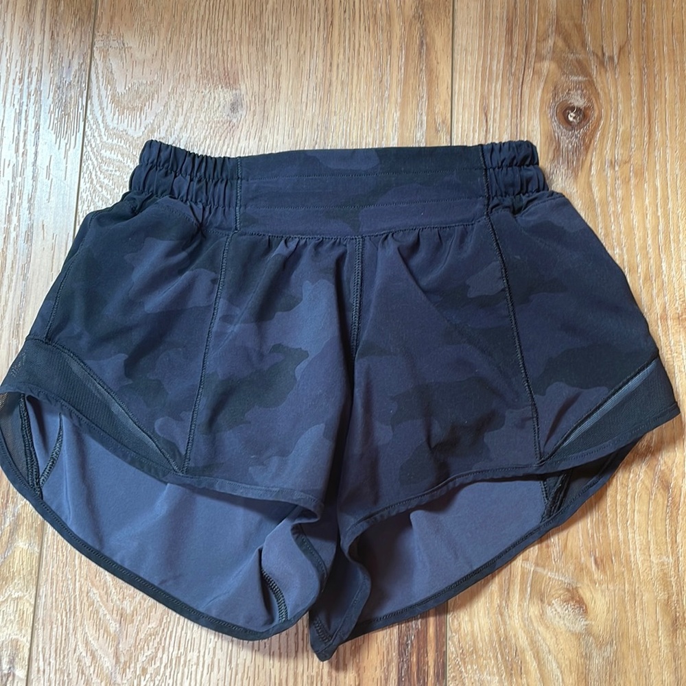 Lululemon low rise hotty hot shorts size 0
